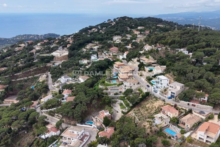 Exclusive new-build villa with sea views in Serra Brava urbanization