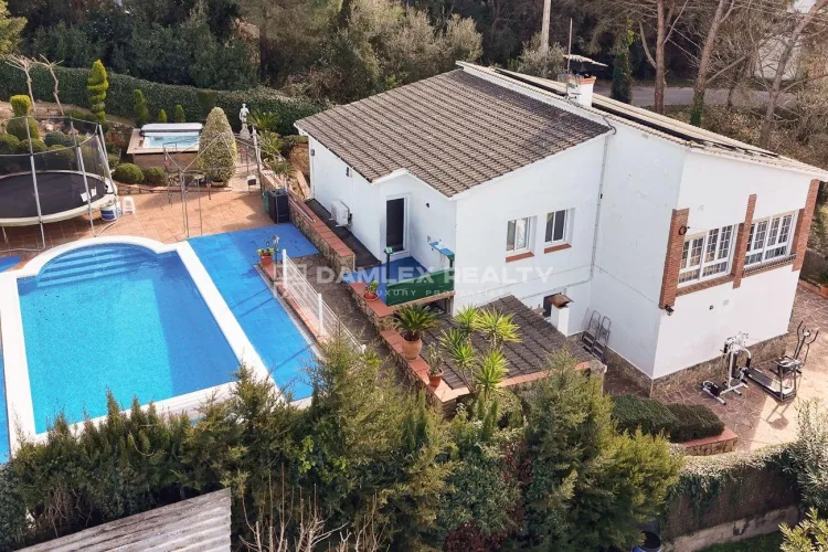 House for sale with tennis court and swimming pool with tourist license in Aiguaviva Parc, Vidreres