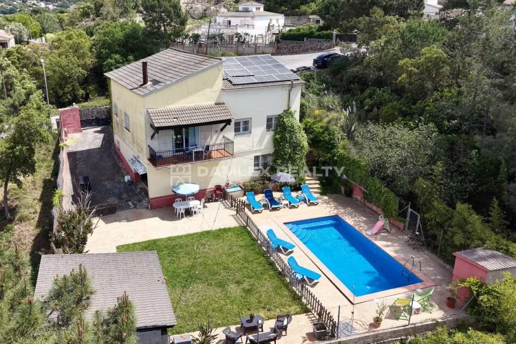 Casa unifamililar con licencia turística, placas solares y privacidad absoluta