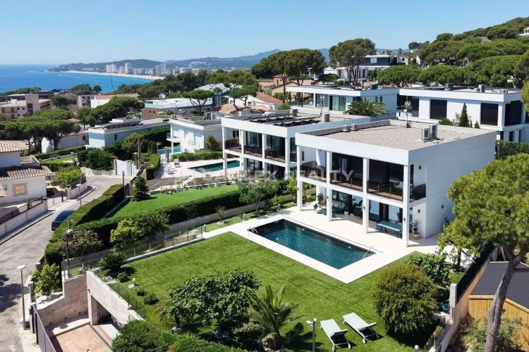 Contemporary Villa with Panoramic Sea Views in the Prestigious Treumal Residential Area near Platja d