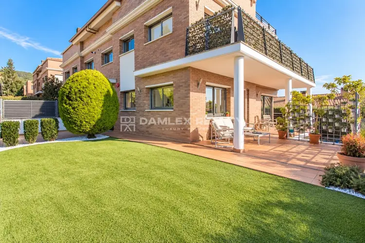 Modern Sea-View Townhouse with Pool, Sauna and Tourist Licence in Vilassar de Dalt