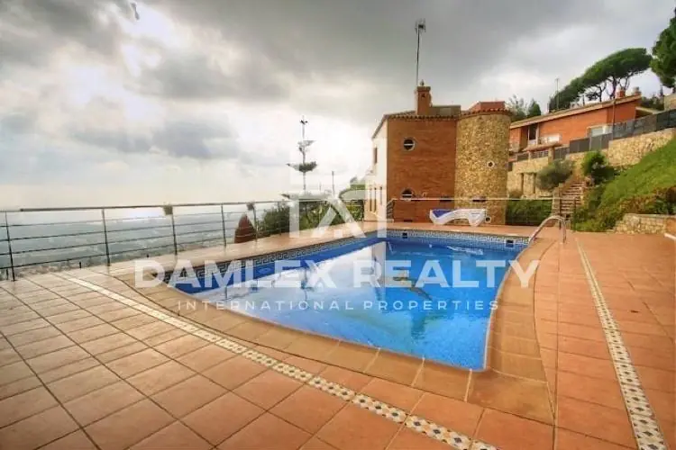 Villa with sea views, 15 minutes