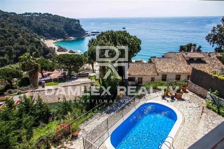 House for sale in Costa Brava with beautiful sea views near the beach