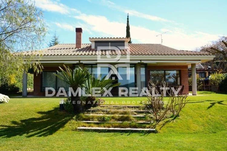 House / Villa with 4 rooms, plot 1250m2, for sale in Cabrils, Barcelona North Coast