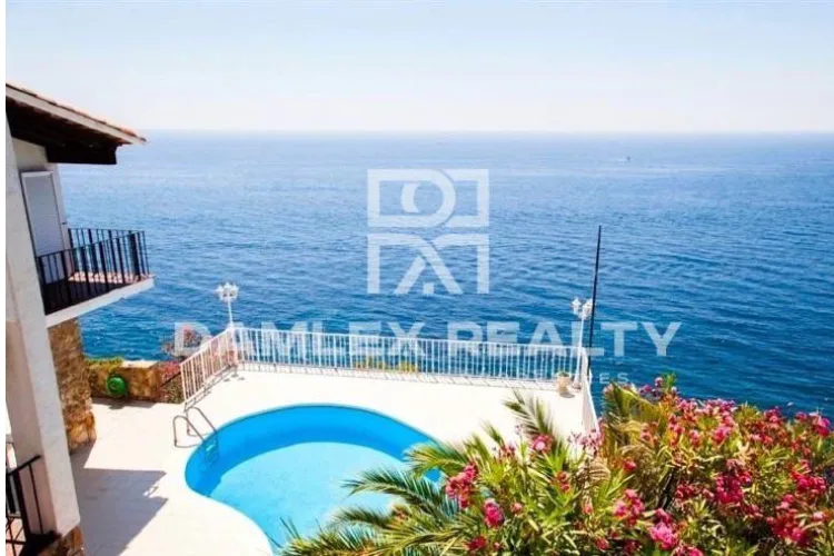 Villa in first sea line in a quiet and cozy urbanization in Costa Brava