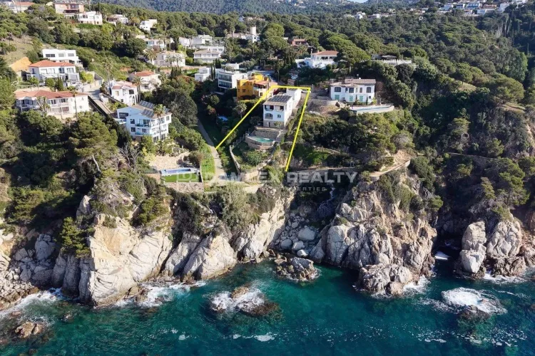 Seafront villa — privacy, panoramic views and absolute comfort