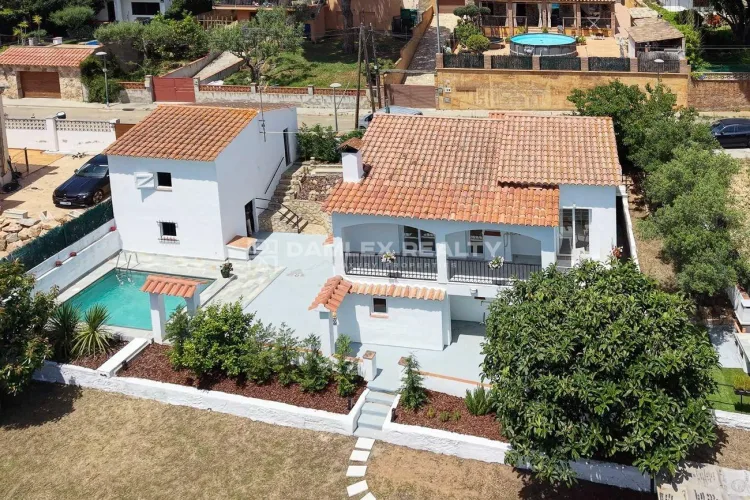 Imposante, vollständig renovierte Villa mit Pool