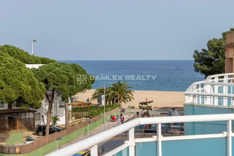 Penthouse with sea views 100m from the beach in the centre of Platja d
