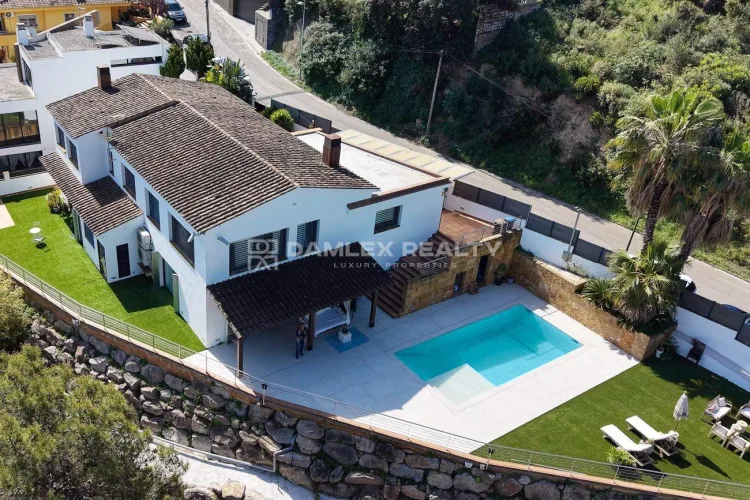 Modern house with high-quality materials and swimming pool