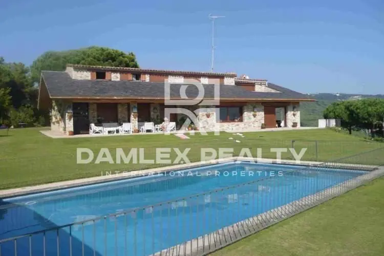 Large villa with a large plot. Maresme.
