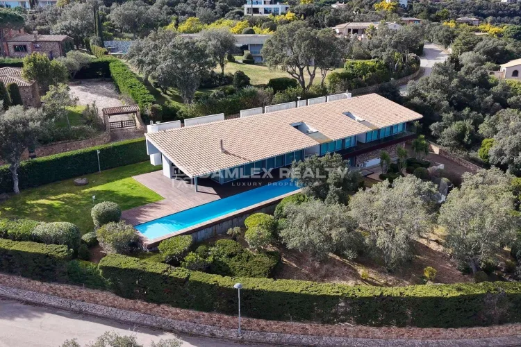 Luxury villa in Mas Nou residential area, in Platja d