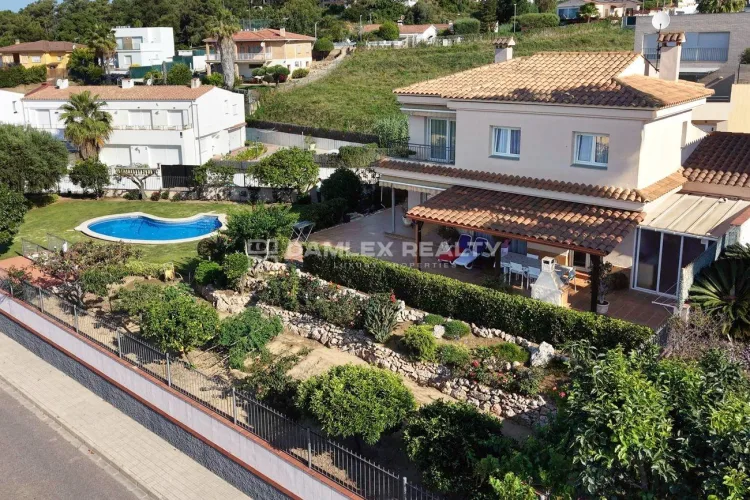Magnificent villa near the town centre and the beach