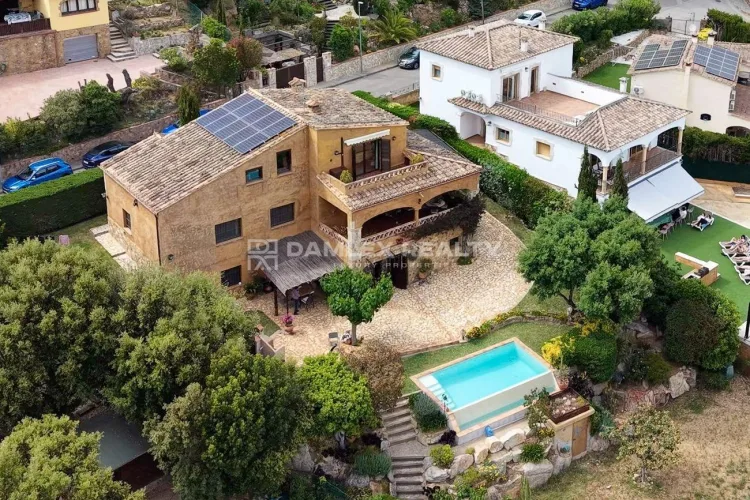 Masia for sale in a quiet and safe neighborhood with sea views
