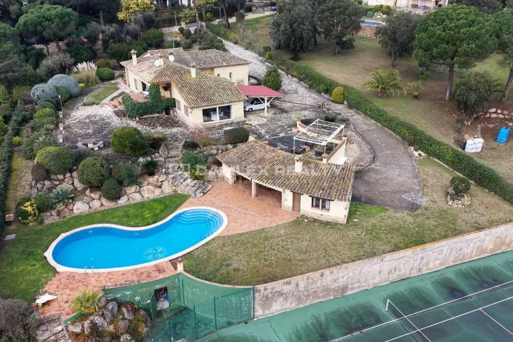 Luxury house for sale in Bell-Lloc with tennis court and swimming pool