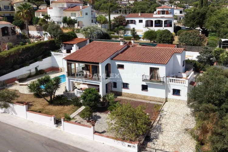 Elegant Detached Villa with Pool and Panoramic Views in Mas Pere – Río de Oro