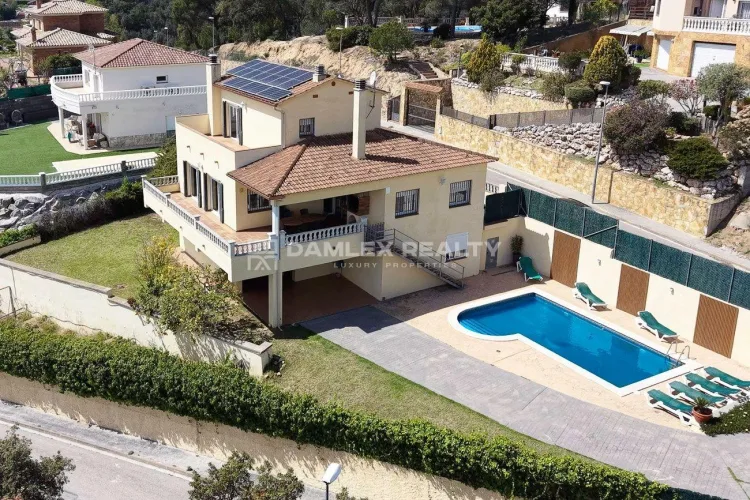 Villa con gran terreno y licencia turistica para 12 personas