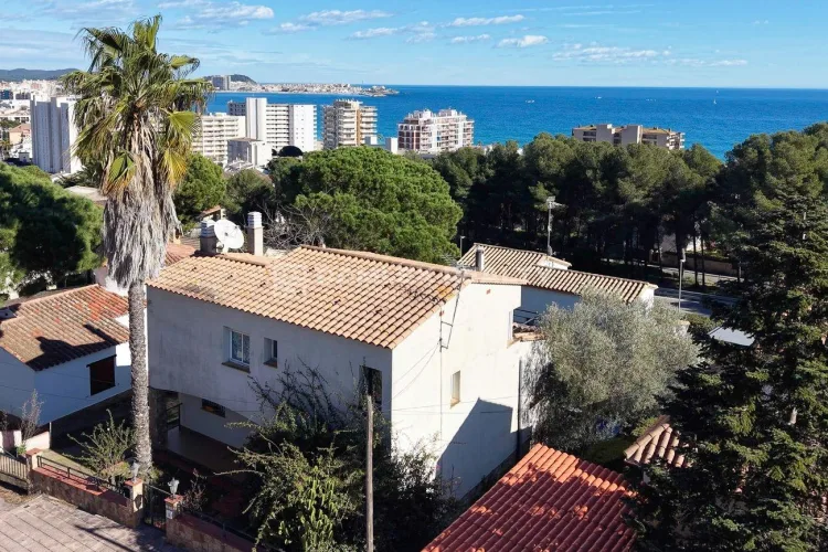 Cozy house with sea views, 10-minute walk to the beach