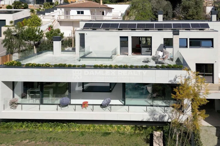 Luxe villa met zwembad, nieuwbouw, pand met drie verdiepingen.