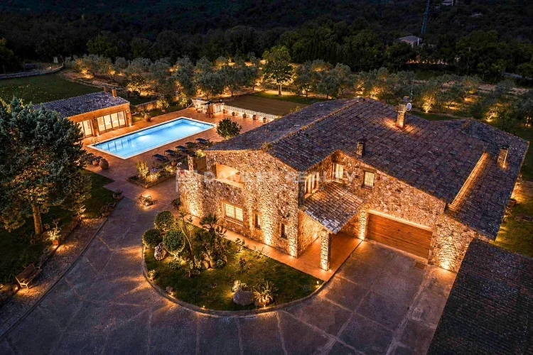 Rural Charm with 2 hectares of land on the Costa Brava: Tranquility and Elegance