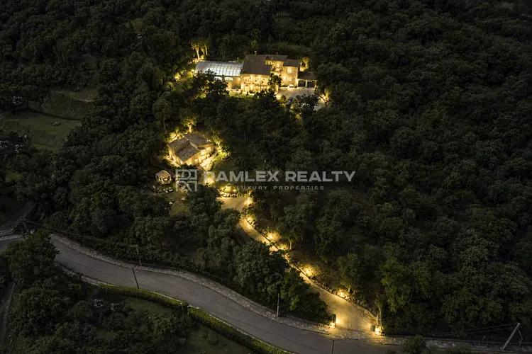 Incredible property comprising two houses in the quiet urbanisation of Vall Repos