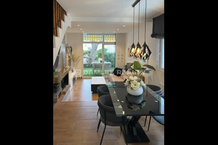 Elegante casa adosada con encanto mediterráneo en Platja d