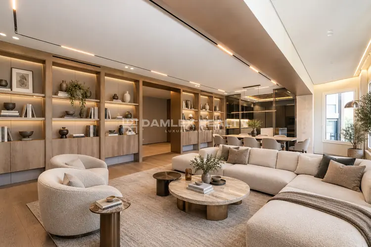 Fully Renovated 455 m² Apartment with Direct Turó Park Views, Barcelona