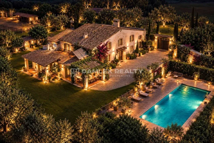Spectacular masia for sale with extensive land and a swimming pool in a peaceful setting in the heart of Vall-llobrega