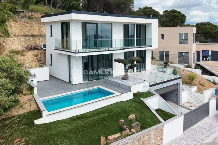 Exclusive new-build villa with sea views in Serra Brava urbanization