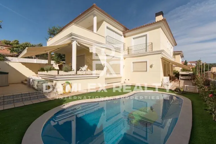 Villa with sea views in Premià de Dalt