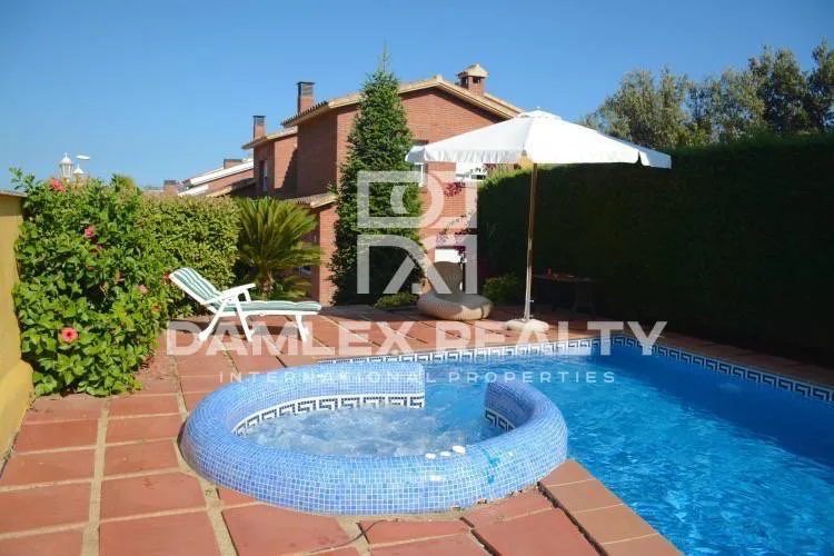 Villa for sale in Teia with sea views
