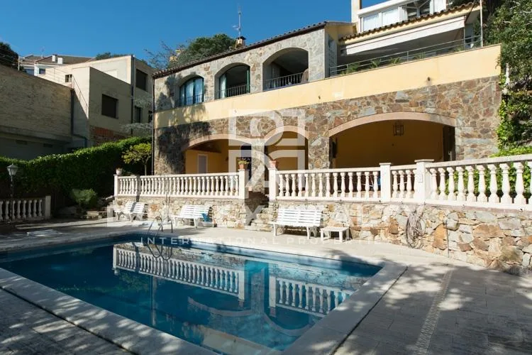 Villa with sea views in Cabrils