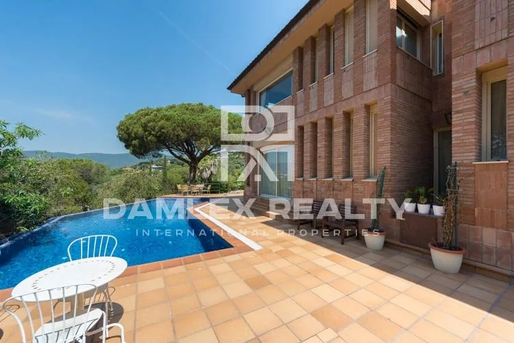 Luxury villa with sea views on the outskirts of Barcelona