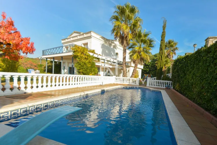 Villa 1.8 km from the beach on the Costa Brava