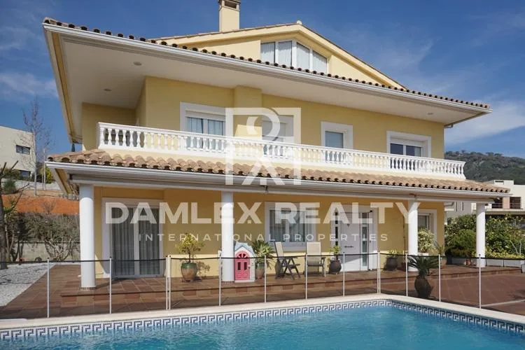 Будинок / Вілла з 5 кімнатами, ділянка 570 м², на продаж у Teia, Barcelona North Coast