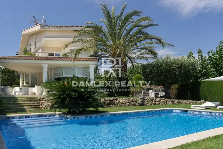 Haus / Villa mit 6 Zimmern, Grundstück 842 m², zum Verkauf in Alella, Coast of Barcelona