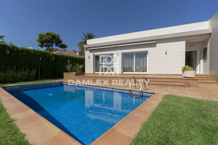 Elegant house with sea views in Cala Canyelles