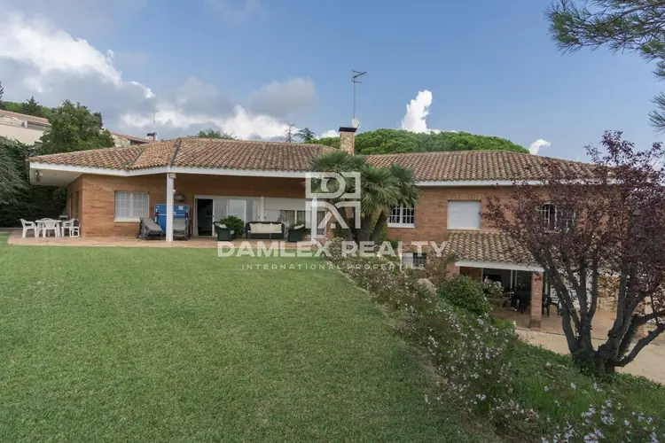 Villa con una gran parcela de tierra 5000 m2. Costa de Barcelona