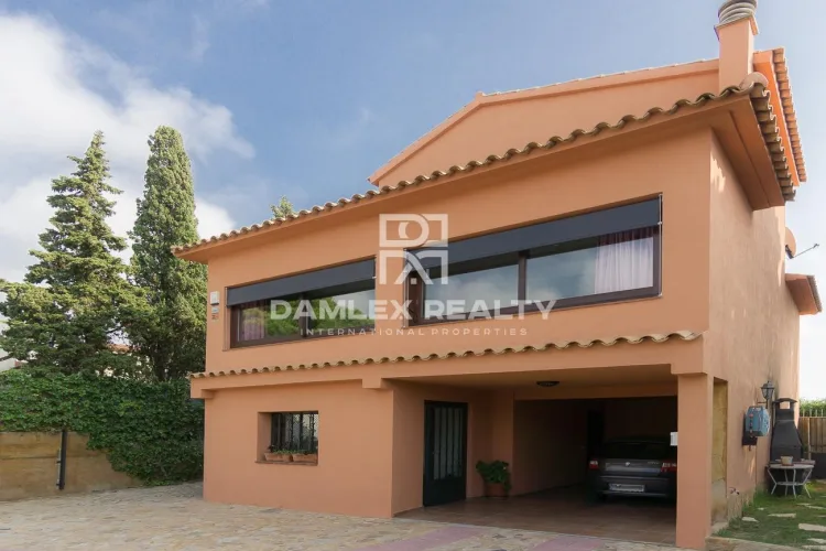 Villa with sea views in the urbanization of Cala Canyelles