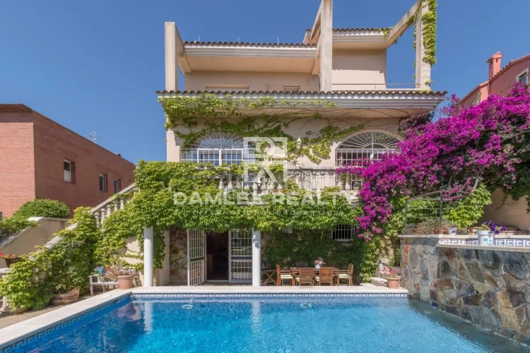 Villa with a beautiful garden in Sitges