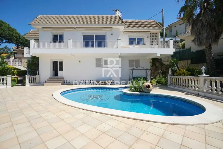 Villa met zwembad en zeezicht in de urbanisatie Roca Grossa, Lloret de Mar
