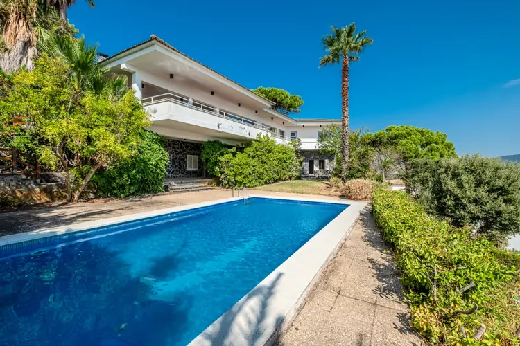 Villa for renovation with panoramic sea views in Sant Antoni de Calonge