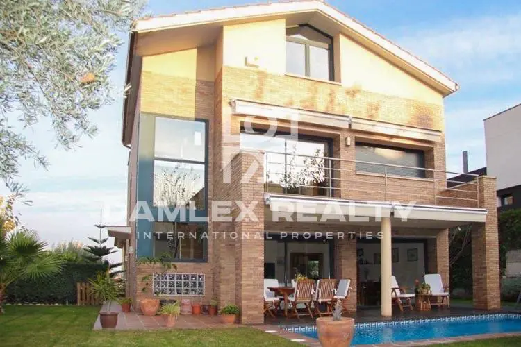 Villa with pool on the coast of Barcelona