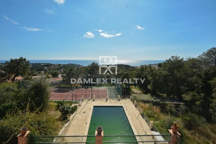 House with sea views and a large plot.