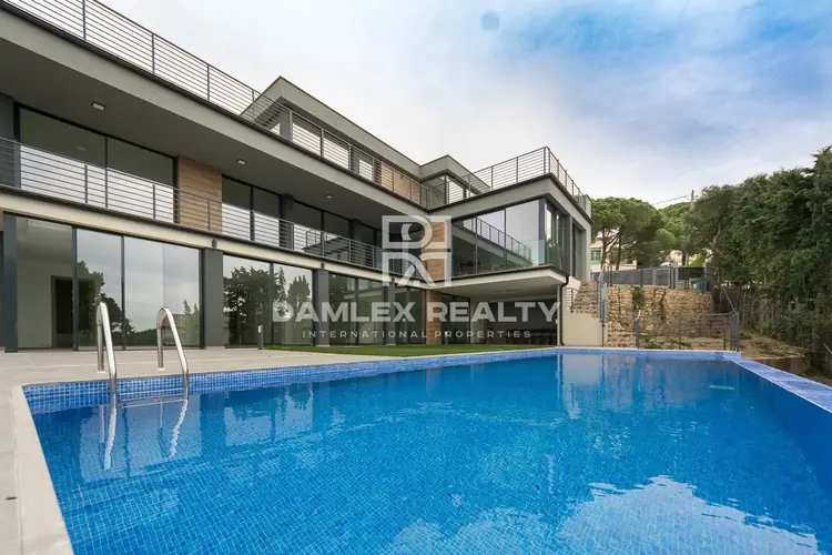 Haus / Villa mit 7 Zimmern, Grundstück 1300 m², zum Verkauf in Lloret de Mar, Costa Brava