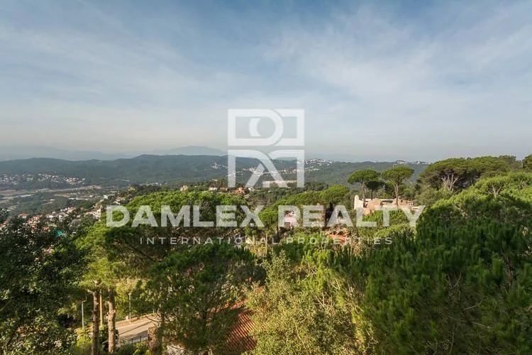 Villa with mountain views in the urbanization of Lloret de Mar.