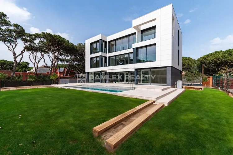 Nouvelle villa moderne en deuxième ligne de plage dans le quartier exclusif de Gavà Mar.
