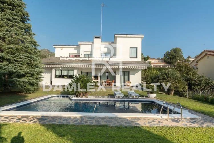 Villa with sea views in the town of Gava. Costa de Barcelona