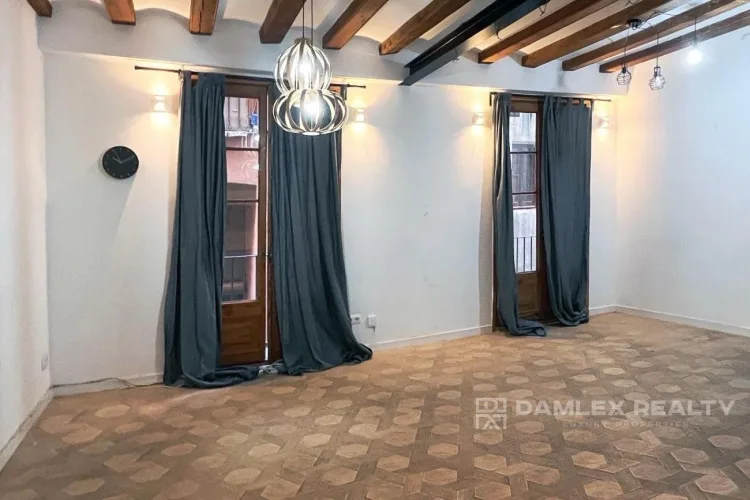 Apartment with a tenant in the Gothic Quarter, 200 meters from Las Ramblas.