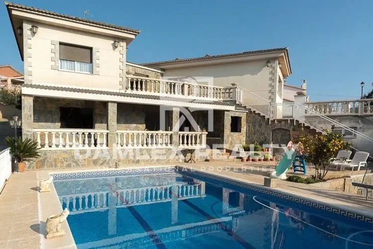 Haus / Villa mit 6 Zimmern, Grundstück 1135 m², zum Verkauf in Gava Mar, Coast of Barcelona
