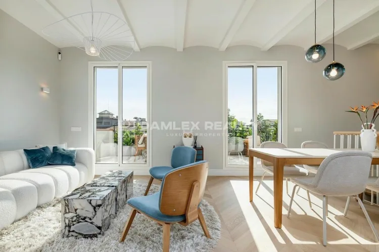 Elegant Penthouse with Two Spacious Balconies in the Heart of Eixamplec